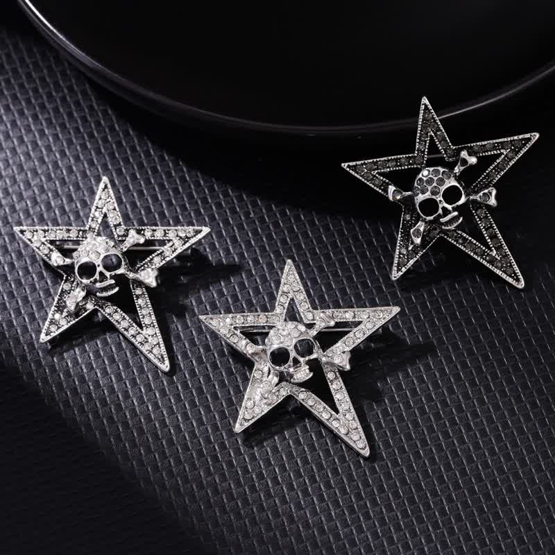 Broche en strass avec crâne pentagramme