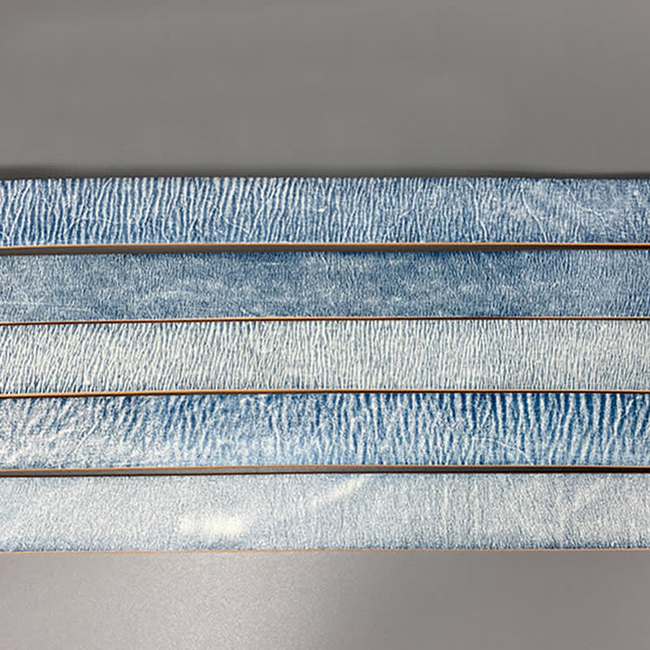 Ceinture en cuir rétro blanc frotté bleu avec rivets argentés