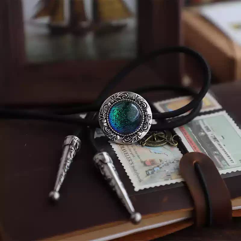 Cravate bolo rétro bleu-vert avec pendentif en forme de larmes de sirène