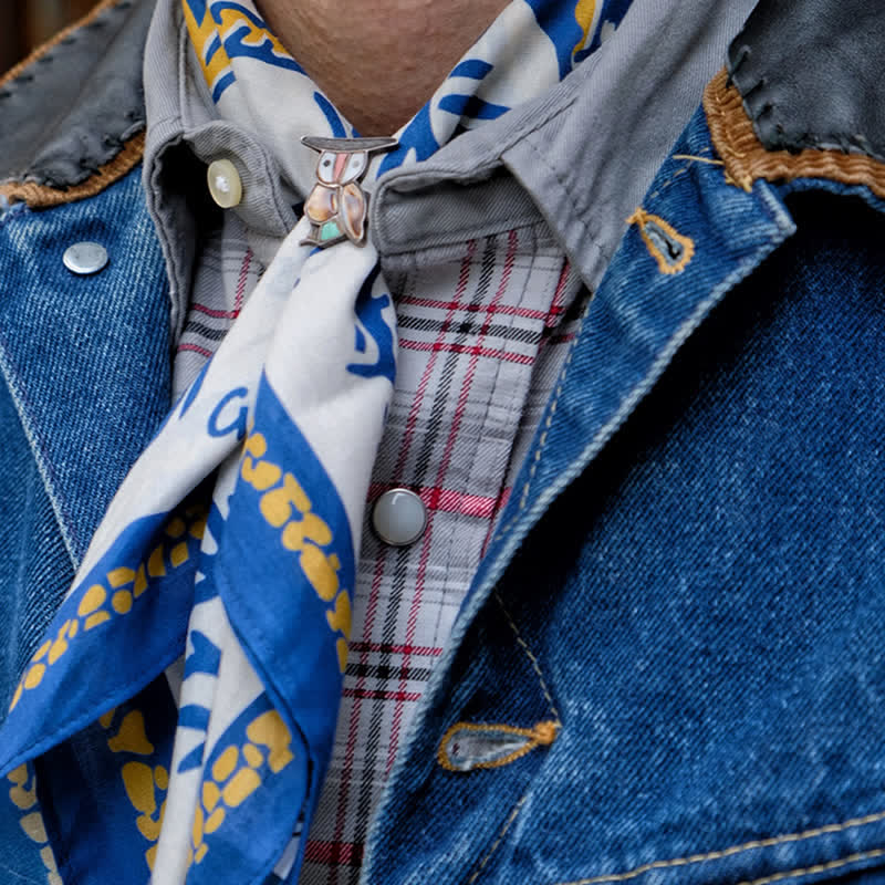 Foulard carré blanc et bleu motif feu de camp de cow-boy