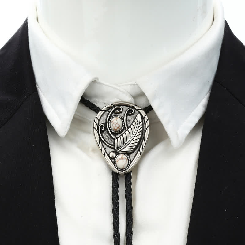 Cravate bolo incrustée de pierres naturelles avec feuilles de cow-boy indigènes