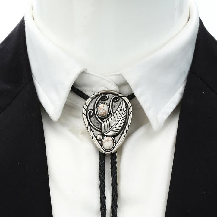 Cravate bolo incrustée de pierres naturelles avec feuilles de cow-boy indigènes