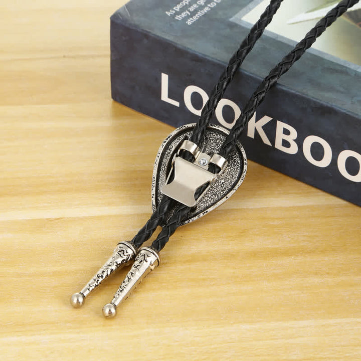 Cravate bolo incrustée de pierres naturelles avec feuilles de cow-boy indigènes