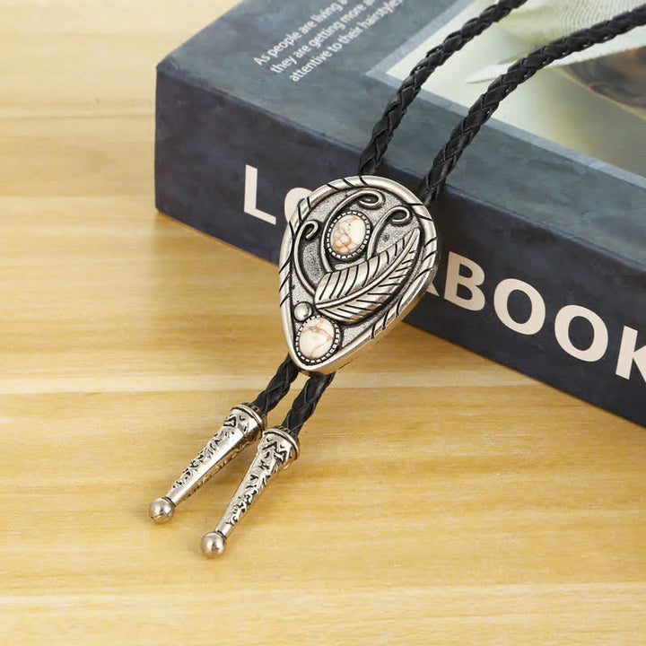 Cravate bolo incrustée de pierres naturelles avec feuilles de cow-boy indigènes