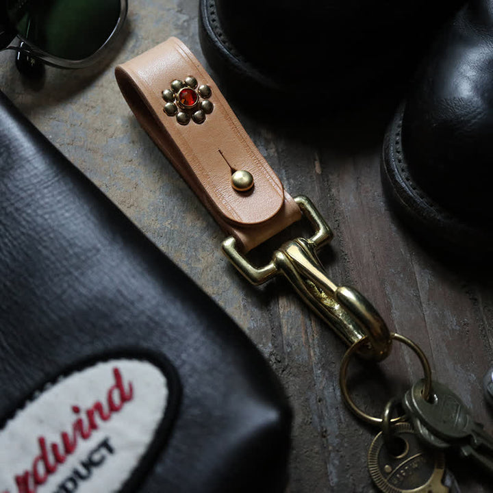 Porte-clés en cuir avec clip de ceinture en laiton clouté et rivets