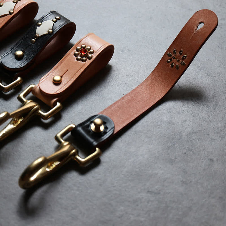 Porte-clés en cuir avec clip de ceinture en laiton clouté et rivets