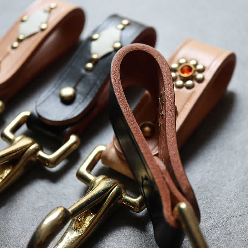 Porte-clés en cuir avec clip de ceinture en laiton clouté et rivets