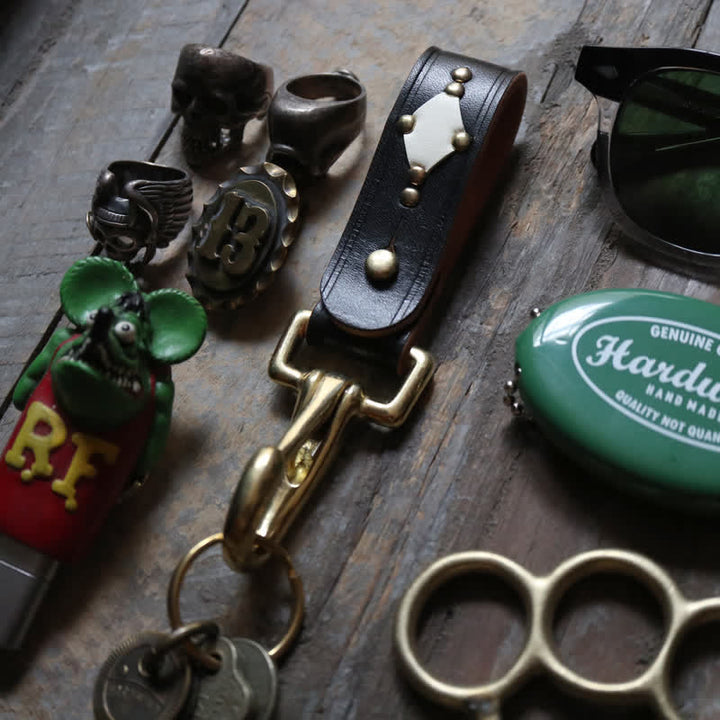 Porte-clés en cuir avec clip de ceinture en laiton clouté et rivets