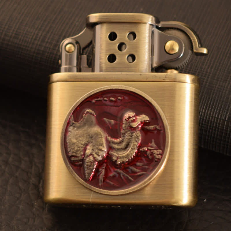 Briquet à pétrole rechargeable en bronze émaillé à motif animalier antique