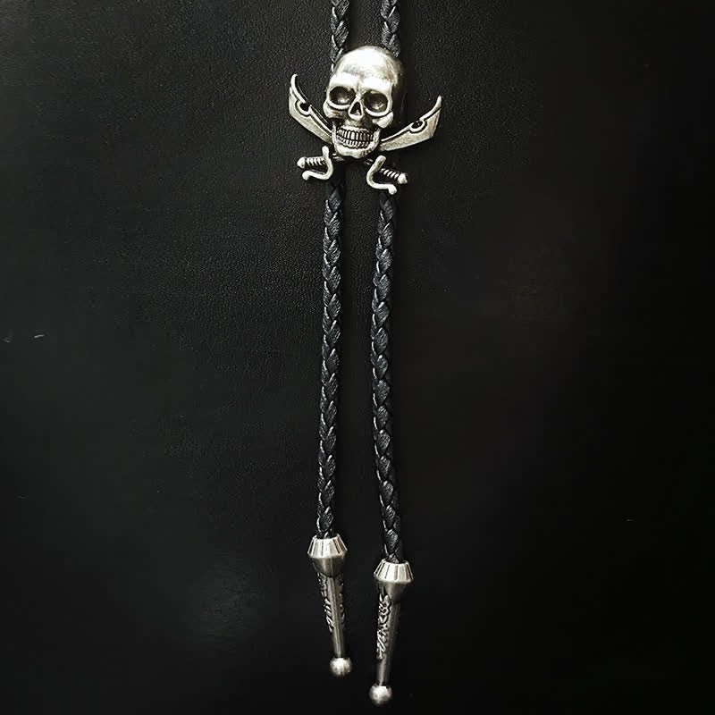 Cravate bolo avec pendentif en argent et tête de mort de style punk