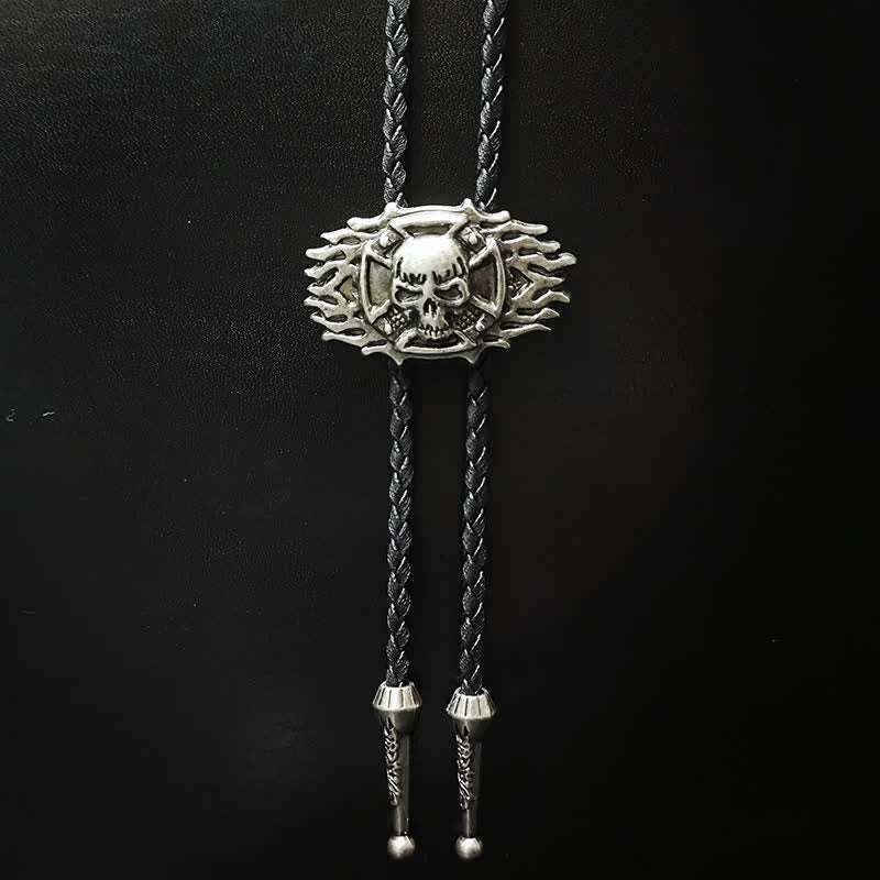 Cravate bolo avec pendentif en argent et tête de mort de style punk