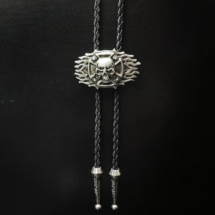 Cravate bolo avec pendentif en argent et tête de mort de style punk