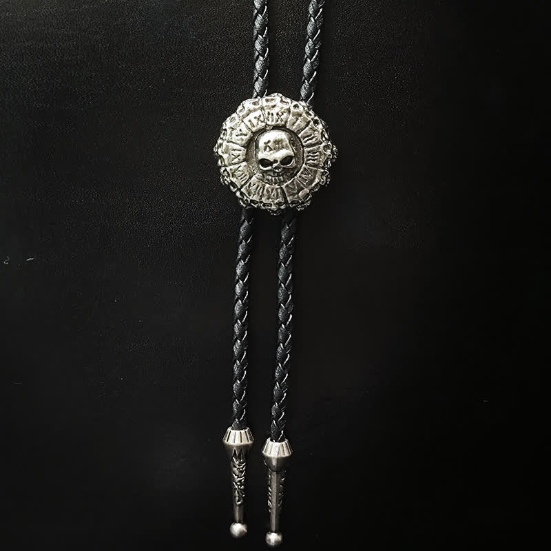 Cravate bolo avec pendentif en argent et tête de mort de style punk