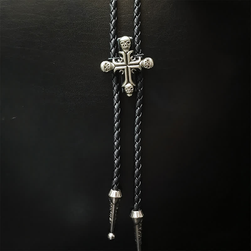 Cravate bolo avec pendentif en argent et tête de mort de style punk