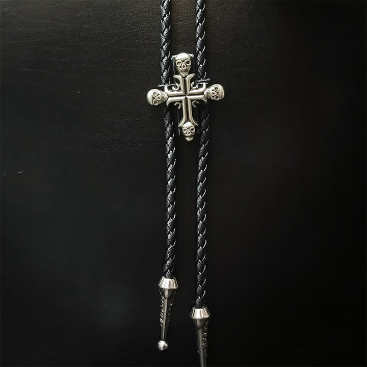 Cravate bolo avec pendentif en argent et tête de mort de style punk