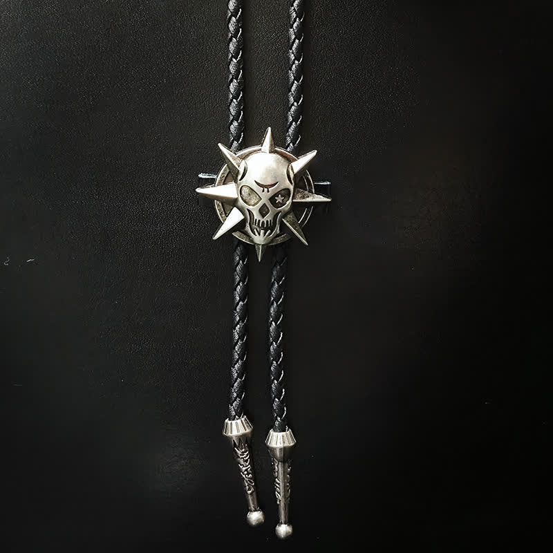 Cravate bolo avec pendentif en argent et tête de mort de style punk