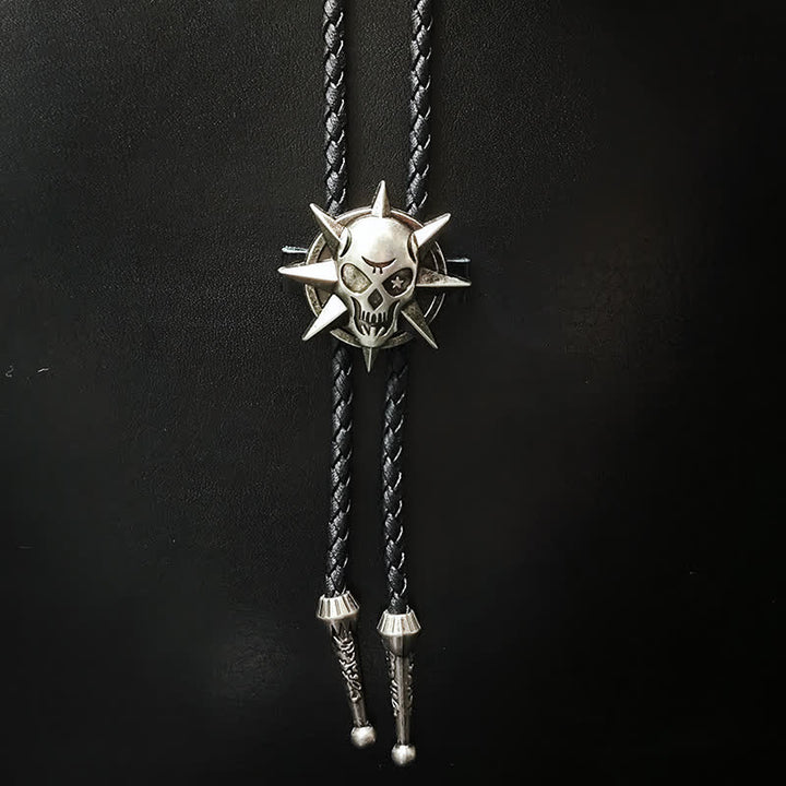 Cravate bolo avec pendentif en argent et tête de mort de style punk