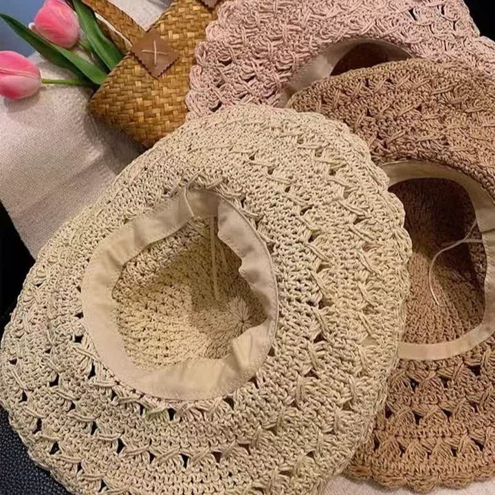 Chapeau de paille pliable au crochet d'été élégant et détaillé avec des fleurs