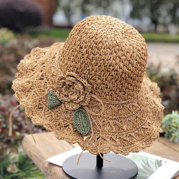 Chapeau de paille pliable au crochet d'été élégant et détaillé avec des fleurs
