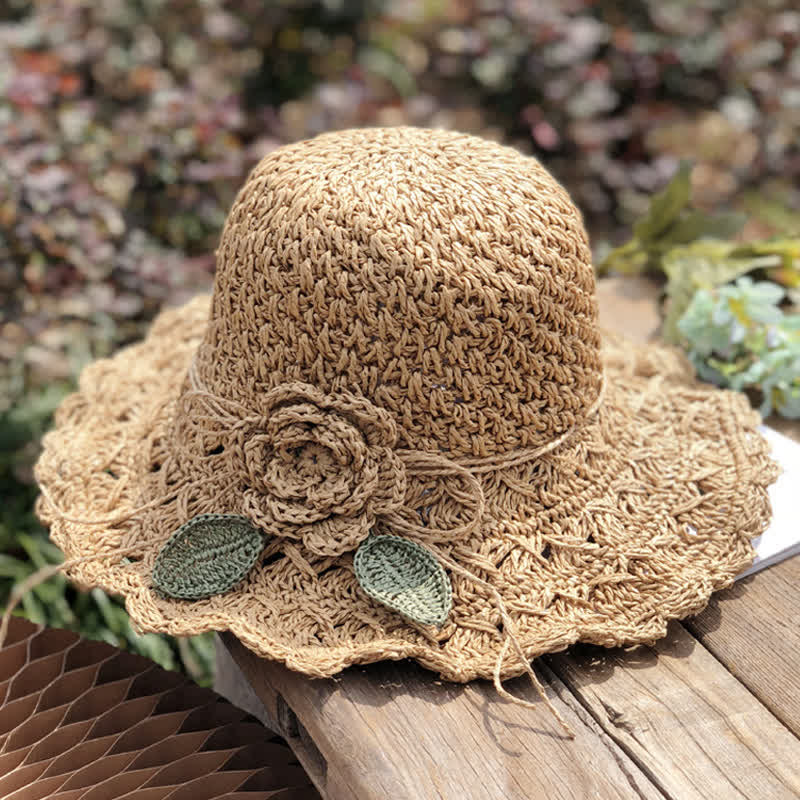 Chapeau de paille pliable au crochet d'été élégant et détaillé avec des fleurs