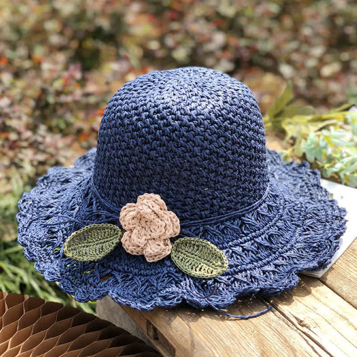 Chapeau de paille pliable au crochet d'été élégant et détaillé avec des fleurs