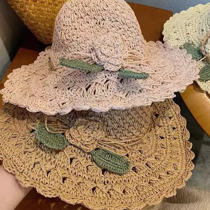 Chapeau de paille pliable au crochet d'été élégant et détaillé avec des fleurs
