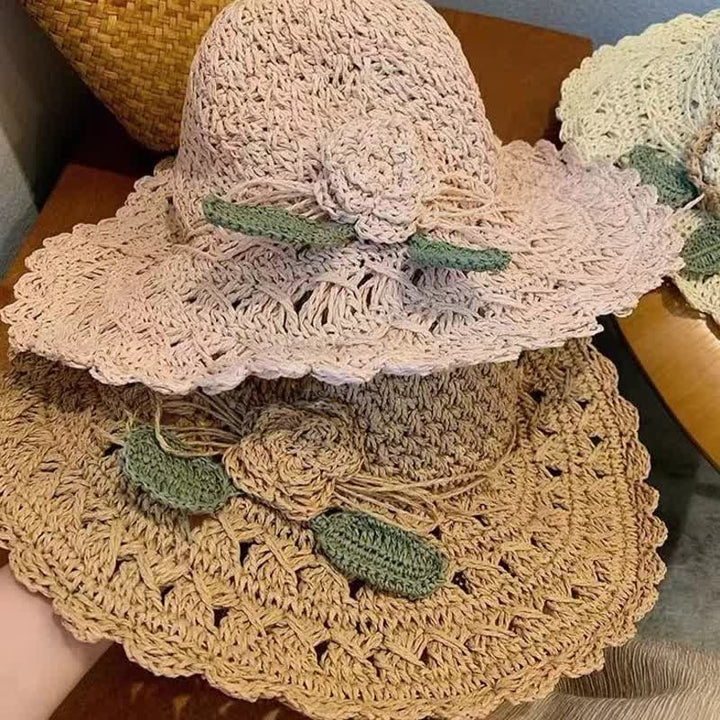 Chapeau de paille pliable au crochet d'été élégant et détaillé avec des fleurs