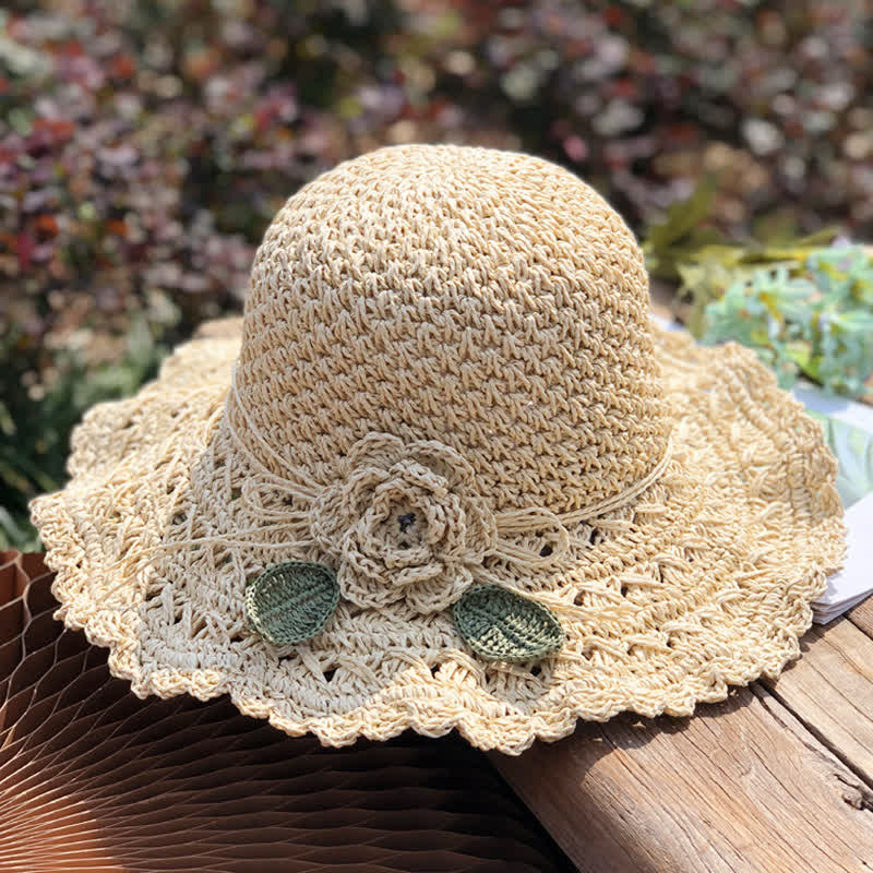 Chapeau de paille pliable au crochet d'été élégant et détaillé avec des fleurs