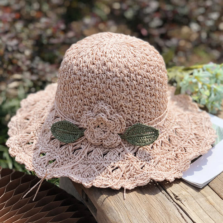 Chapeau de paille pliable au crochet d'été élégant et détaillé avec des fleurs