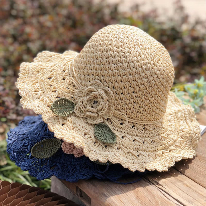 Chapeau de paille pliable au crochet d'été élégant et détaillé avec des fleurs