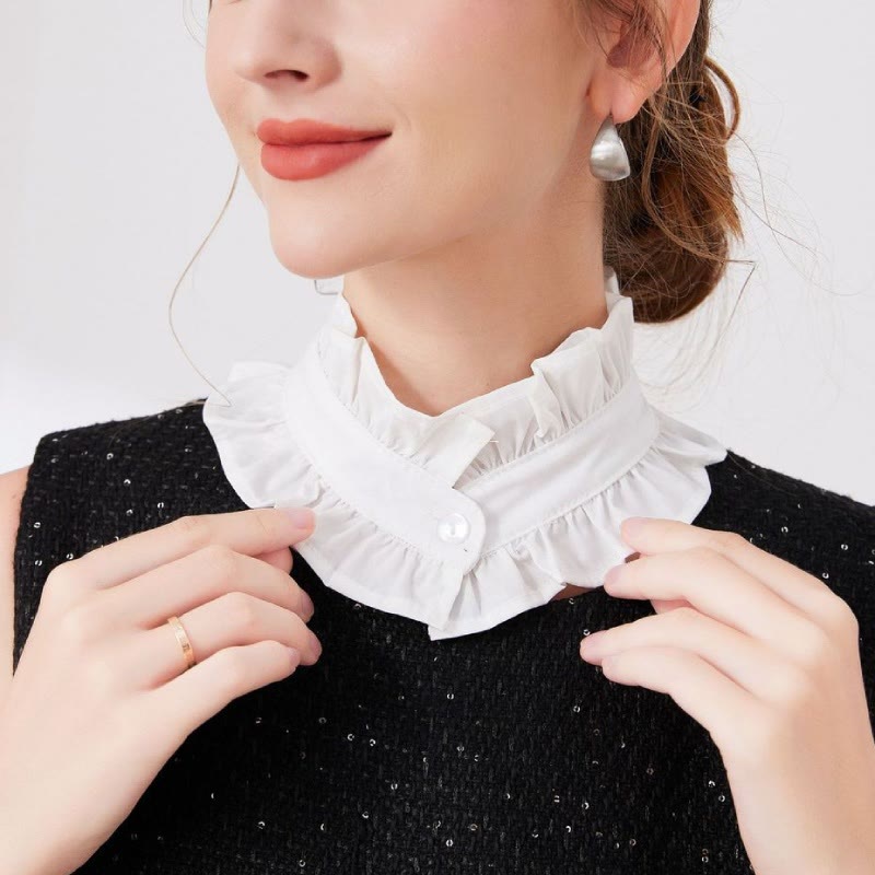 Chemise blanche à col plissé avec faux col amovible à boutons