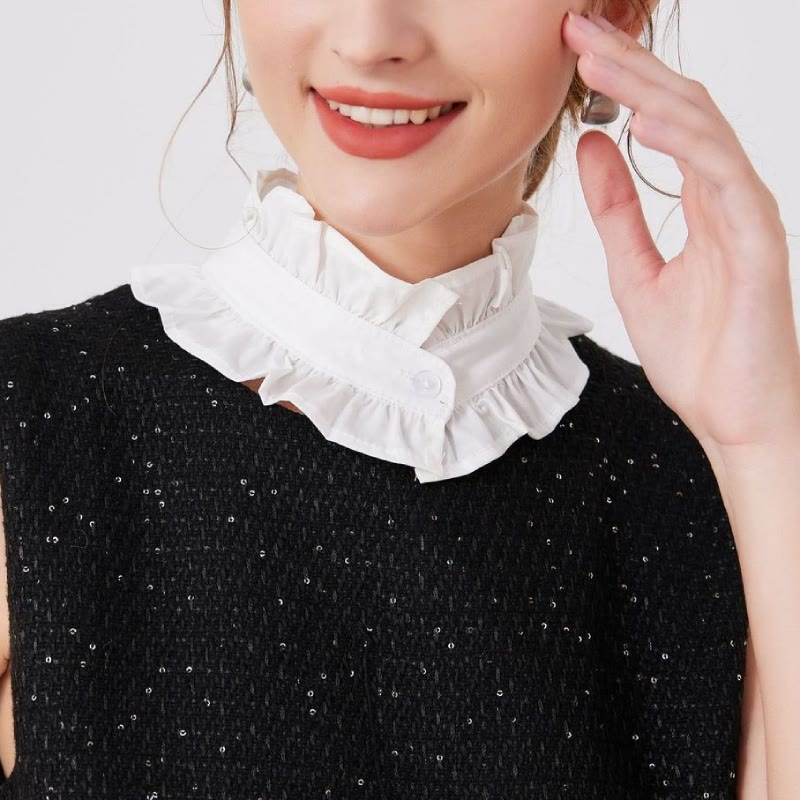 Chemise blanche à col plissé avec faux col amovible à boutons