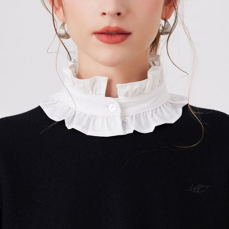 Chemise blanche à col plissé avec faux col amovible à boutons