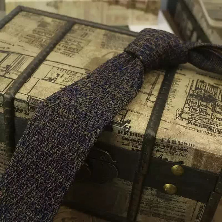 Cravate tricotée de couleur foncée pour homme