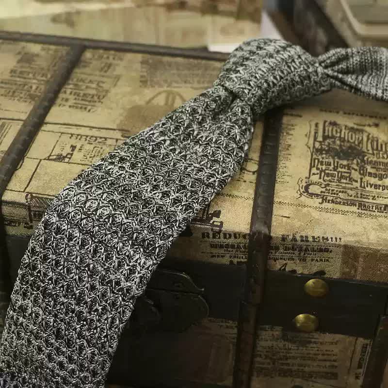 Cravate tricotée de couleur foncée pour homme