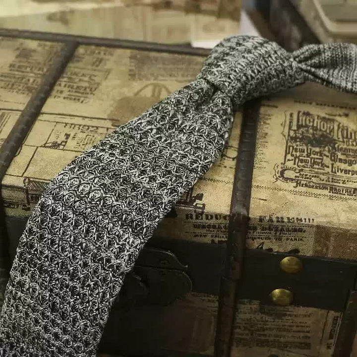 Cravate tricotée de couleur foncée pour homme