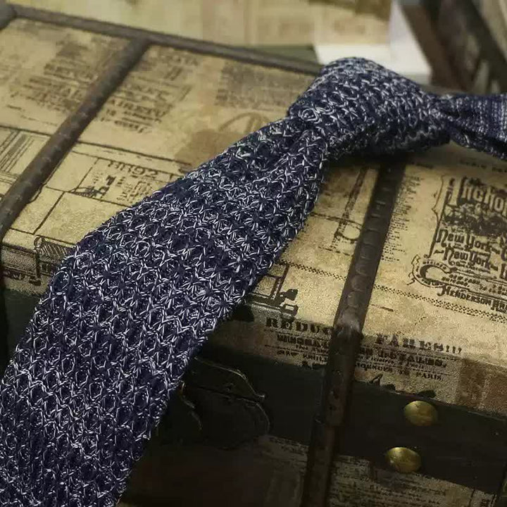 Cravate tricotée de couleur foncée pour homme
