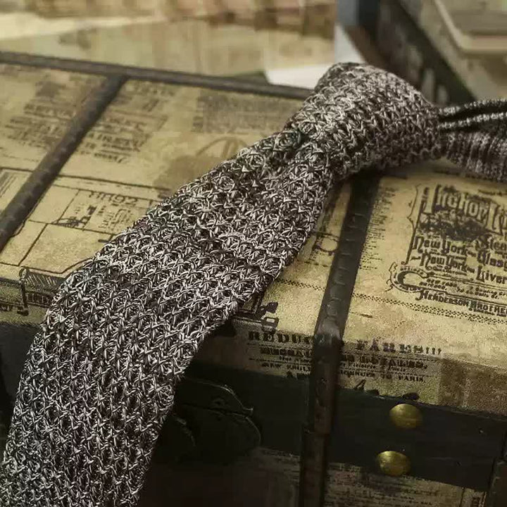 Cravate tricotée de couleur foncée pour homme