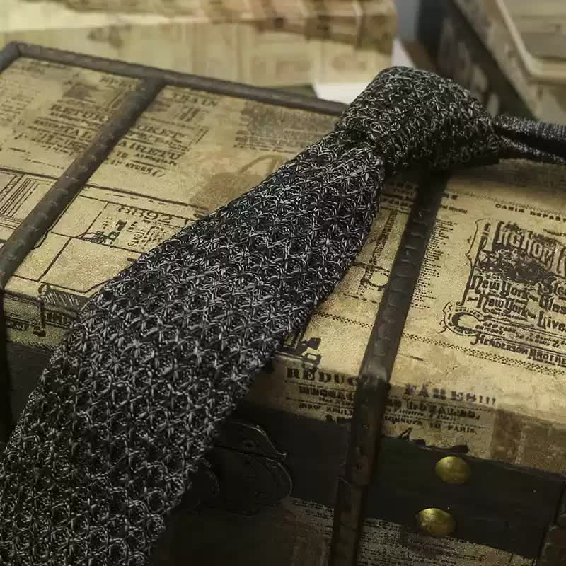 Cravate tricotée de couleur foncée pour homme
