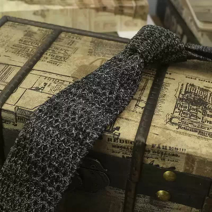 Cravate tricotée de couleur foncée pour homme
