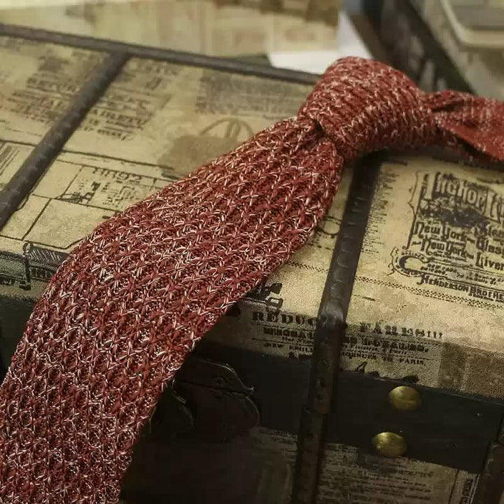 Cravate tricotée de couleur foncée pour homme