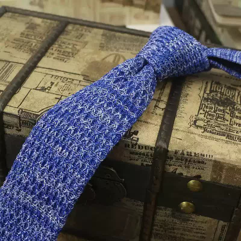 Cravate tricotée de couleur foncée pour homme