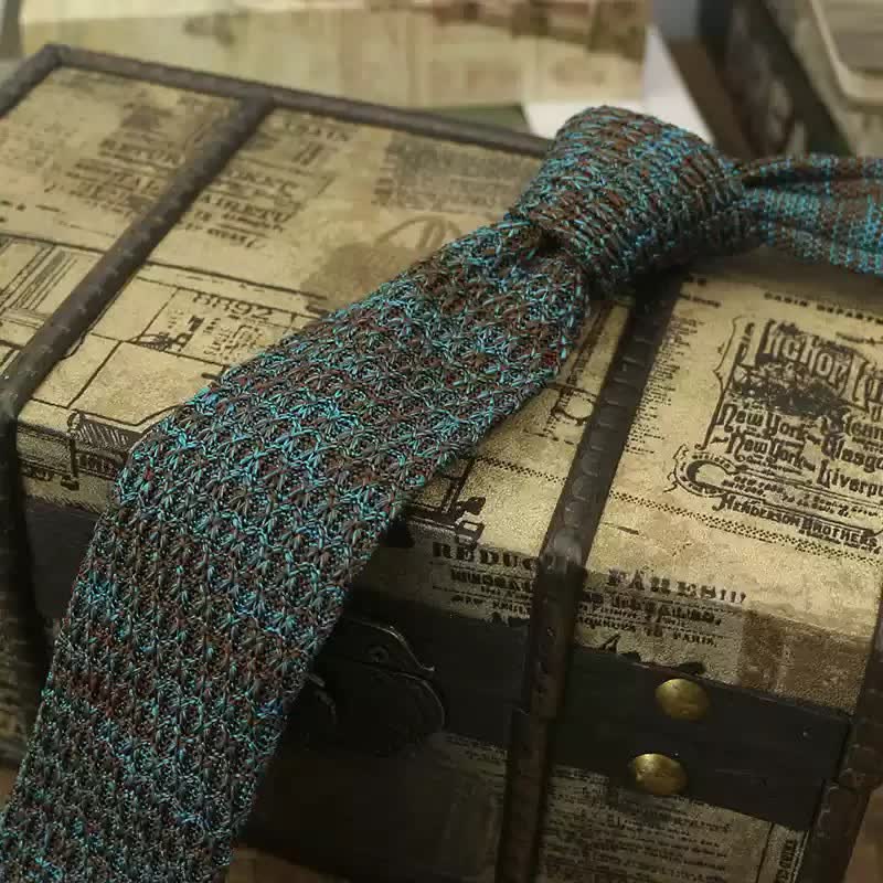 Cravate tricotée de couleur foncée pour homme