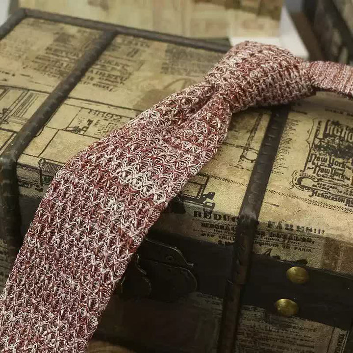 Cravate tricotée de couleur foncée pour homme