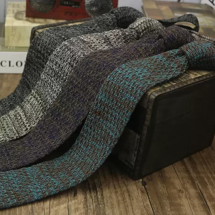 Cravate tricotée de couleur foncée pour homme