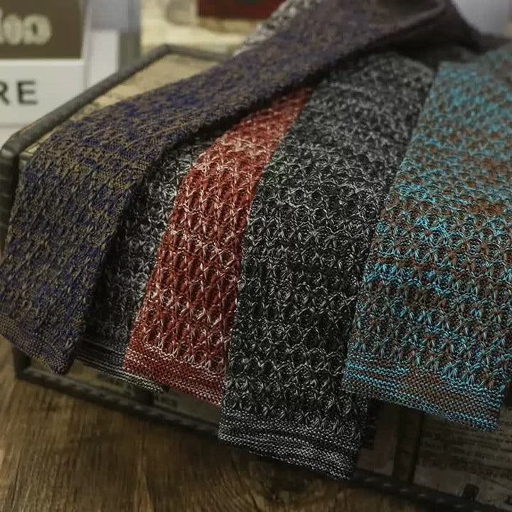 Cravate tricotée de couleur foncée pour homme
