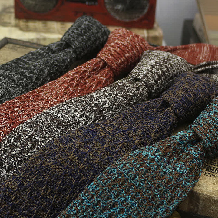 Cravate tricotée de couleur foncée pour homme