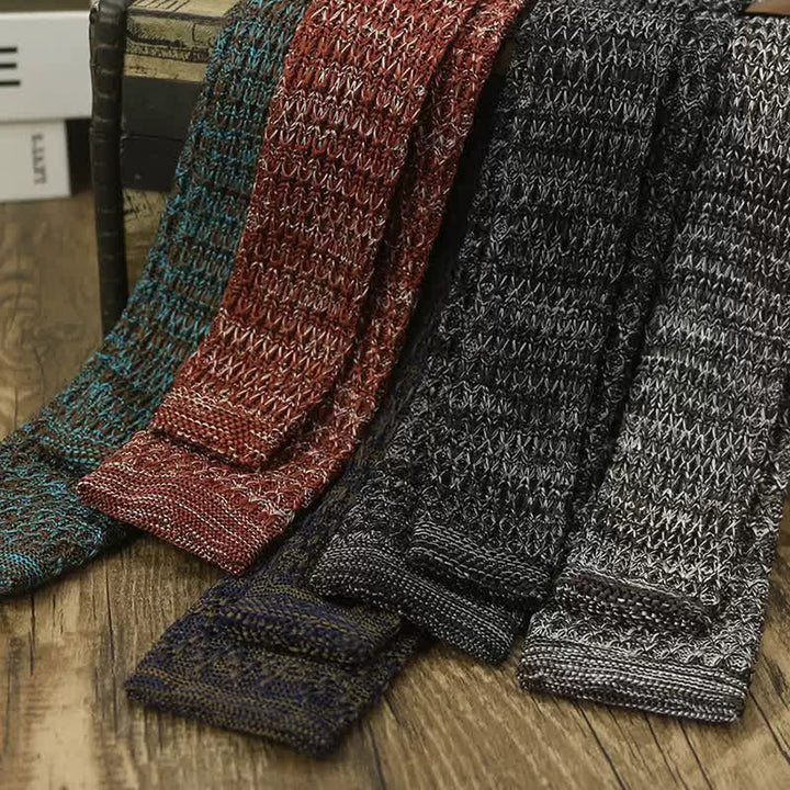 Cravate tricotée de couleur foncée pour homme