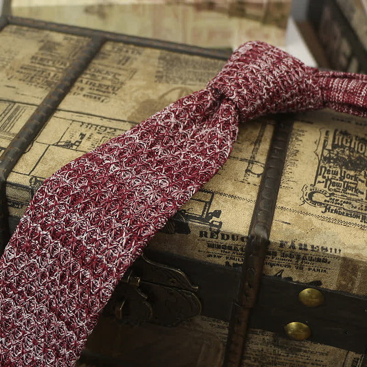 Cravate tricotée de couleur foncée pour homme