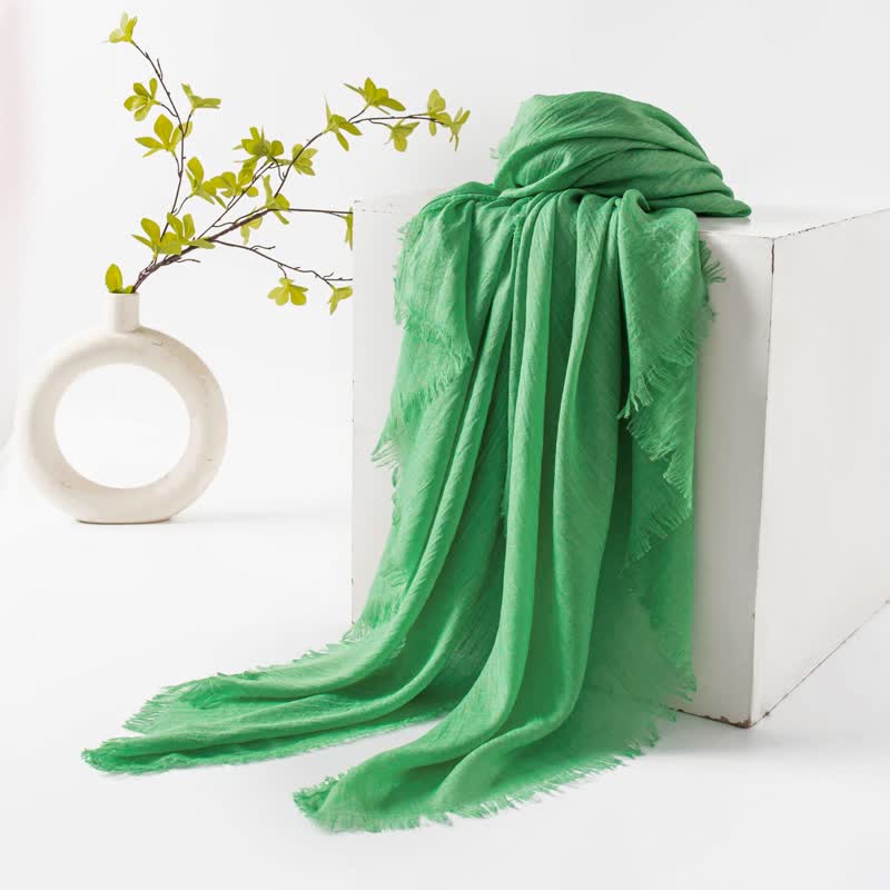 Écharpe d'été fine et douce à pompons courts de couleur unie